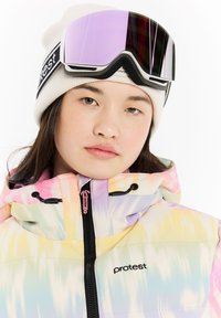 Farebná, gradientná zimná bunda s odtieňmi ružovej, žltej a modrej, so zipsom na prednej strane a nastaviteľnou kapucňou. Čierne logo na hrudi.