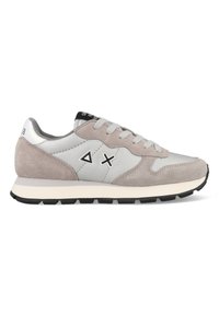 Sneaker grigie chiare in materiale scamosciato e sintetico, con un design a strati, una suola intermedia testurizzata, dettagli neri e logo.
