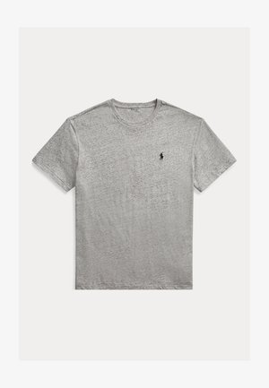 Šviesiai pilkas trumpomis rankovėmis marškinėliai su apvalia iškirpte ir mažu juodu Polo Ralph Lauren žirgo logotipu kairėje krūtinės pusėje.