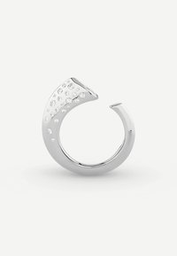 Zilveren open hoepeloorbel met een gebogen brede punt versierd met verspreide kleine heldere edelstenen.