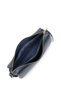 Pochette en cuir bleu foncé avec fermeture éclair dorée. Dotée d'un intérieur spacieux avec plusieurs compartiments et d'un extérieur texturé.