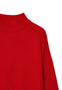 Maglione rosso lavorato a maglia con un alto collo a coste. Presenta una vestibilità morbida e maniche oversize, evidenziando una trama liscia.