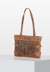 Borsa a tracolla in pelle marrone con manici doppi, dotata di una grande tasca frontale e fibbie decorative sui lati. Superficie testurizzata con dettagli.