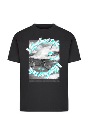 Sort bomulds t-shirt med et grafisk design, der viser dyr og svampe, samt teksten "A Woodland Tale" i turkis og sort.