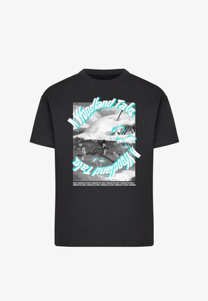 T-shirt en coton noir avec un design graphique représentant des animaux et des champignons, texte "Une histoire forestière", en turquoise et noir.