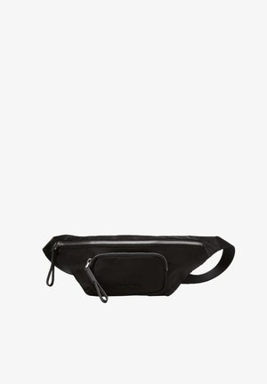 Zwarte heuptas van nylon met een hoofdvak met ritssluiting en een voorvak. Voorzien van zilverkleurige hardware en een logodetail aan de voorkant.