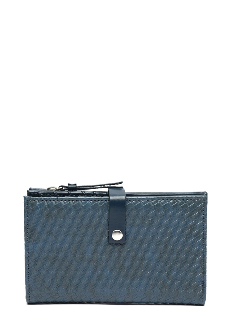 Tvirtas mėlynas piniginė su austa faktūra, užsegamas užtrauktuku ir spaudėju. Kompaktiškos stačiakampės formos su odos detalėmis.