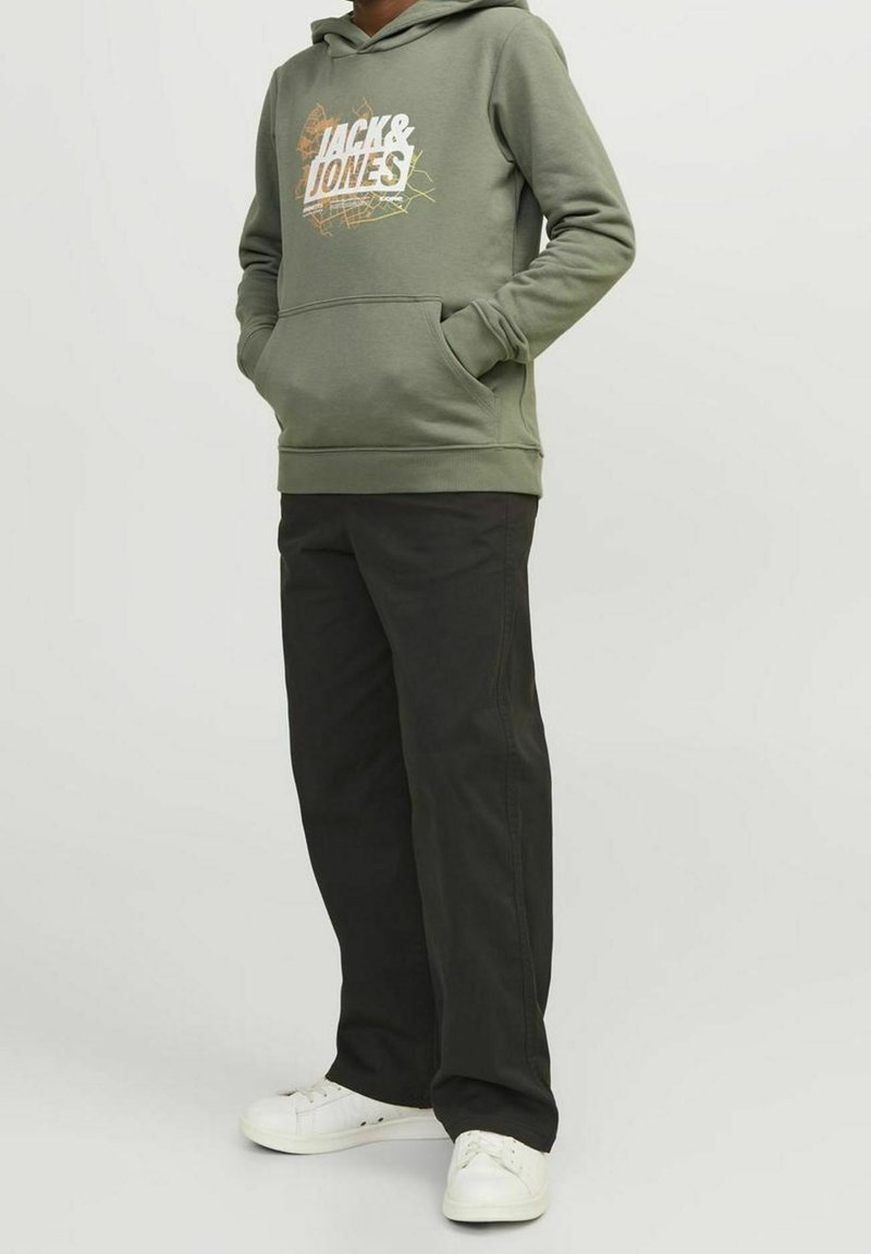 Sweat à capuche vert olive avec un logo blanc et un motif graphique ; assorti à un pantalon noir et des baskets blanches. Tissu doux, coupe décontractée.