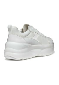 Scarpe da ginnastica bianche con una tomaia testurizzata e dettagli lisci. Suola bianca spessa con contorni pronunciati, dotata di un'etichetta sul tallone.