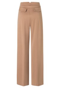 Zomerse wijdlopende broek in lichtbruine stof. Heeft een hoge taille met twee achterzakken en een soepele textuur. Eenvoudig, strak ontwerp.