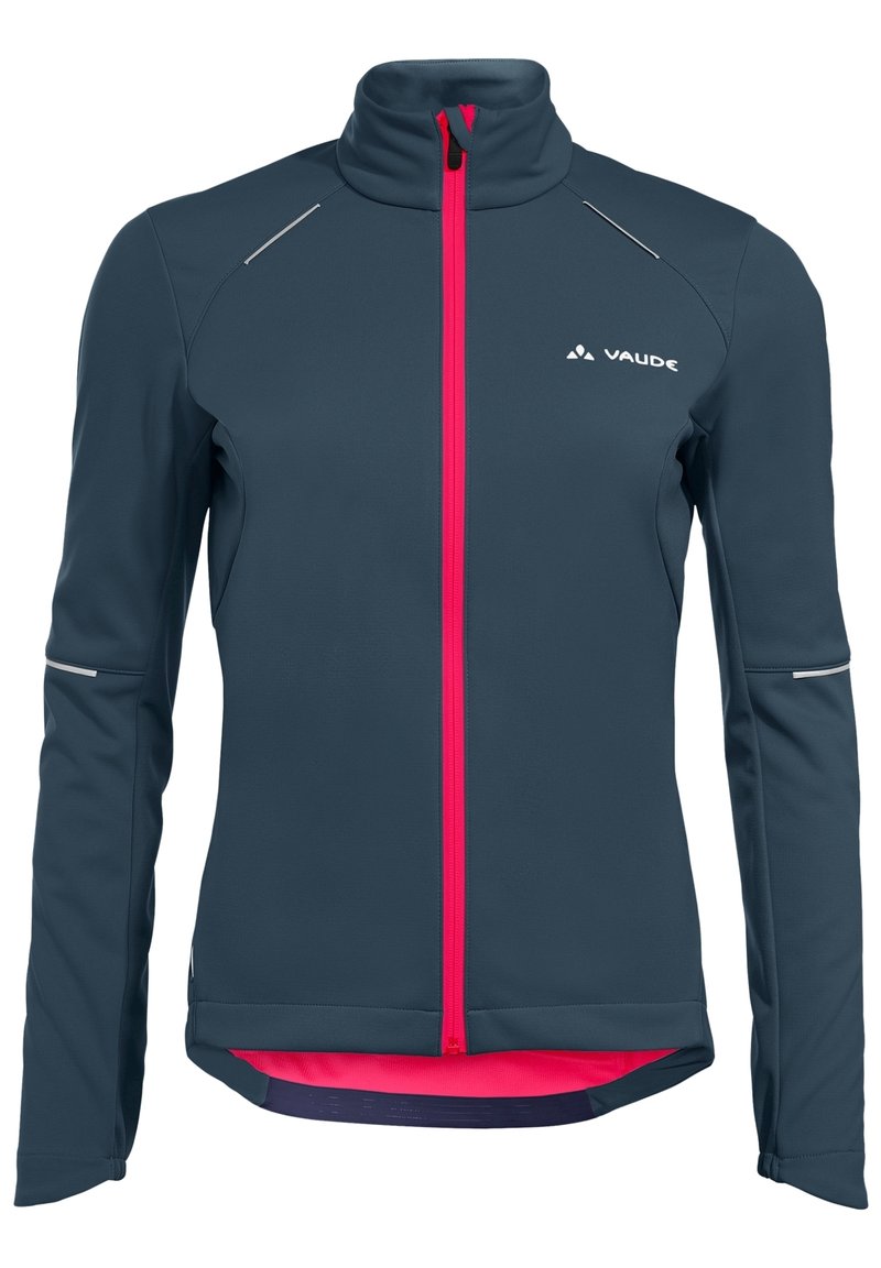 Veste softshell bleu foncé avec un col haut, fermeture éclair rose, accents réfléchissants et doublure intérieure contrastante. Design léger et ajusté.