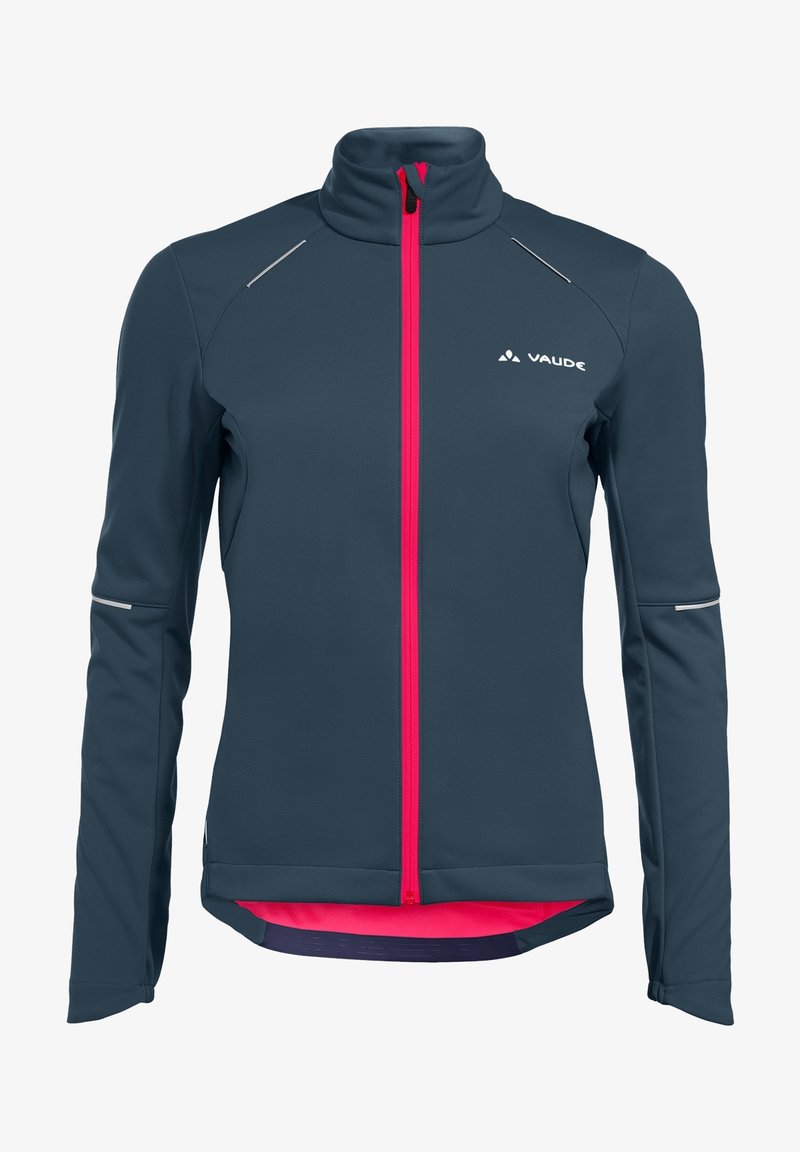 Veste softshell bleu foncé avec un col haut, fermeture éclair rose, accents réfléchissants et doublure intérieure contrastante. Design léger et ajusté.