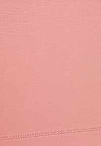 Jasnoróżowa tkanina o gładkiej fakturze, z delikatnym prążkowanym wzorem i prostym, zszytym brzegiem wzdłuż dolnej krawędzi.