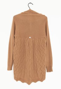 Långärmad, brun stickad tröja med en texturerad, zigzag-mönstrad nederdel och en slät övre del; scallopad nederkant.