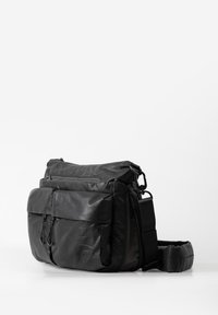 Borsa a tracolla nera realizzata in tessuto testurizzato, con numerosi scomparti con zip e una tracolla regolabile per un trasporto facile.