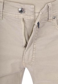 Licht beige, katoenen blend broeken met een rits en metalen knoopsluiting. Heeft standaardzakken en fijne stikdetails.