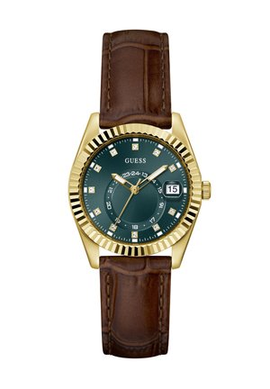Guess armbåndsur i guldfarve med mørkegrøn urskive, timemarkører af diamant, datovisning og brun læderrem.