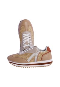 Zapatillas deportivas beige con tejido entrelazado, detalles de cuero, cordones blancos y una suela acolchada. Presentan un diseño texturizado y un logo minimalista.