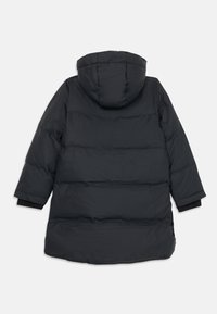 Casaco puffer preto com capuz, design acolchoado e mangas longas com punhos de malha. Textura suave com comprimento até à altura da coxa.
