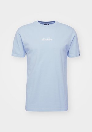 T-shirt di cotone azzurro chiaro con maniche corte, caratterizzata da un logo "ellesse" bianco stampato sul petto e un design a girocollo.