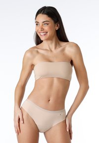 Top bikini senza spalline in nude e mutandine high-waisted coordinate, tessuto liscio con una leggera lucentezza, caratterizzato da un accento sulla vita con branding.