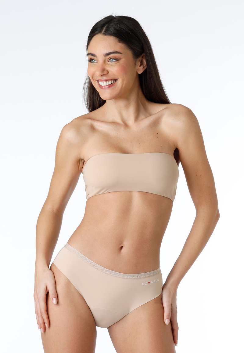 Top bikini senza spalline in nude e mutandine high-waisted coordinate, tessuto liscio con una leggera lucentezza, caratterizzato da un accento sulla vita con branding.