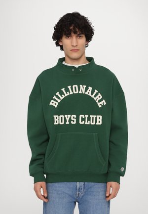 Grüner Sweatshirt aus Baumwolle mit hohem Kragen und einer Kängurutasche. "BILLIONAIRE BOYS CLUB" in weißer Bogen-Schrift gedruckt.
