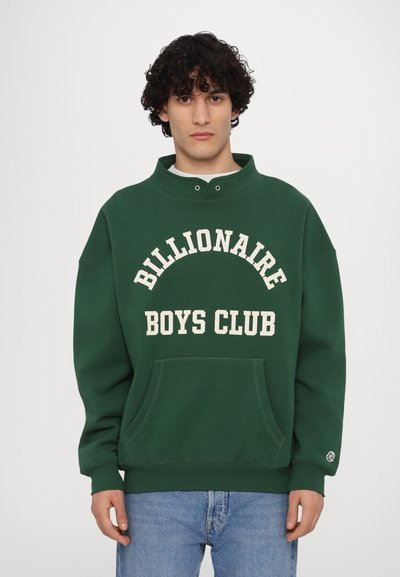 Felpa verde in cotone, con un collo alto e una tasca a marsupio. "BILLIONAIRE BOYS CLUB" stampato in bianco in testo ad arco.
