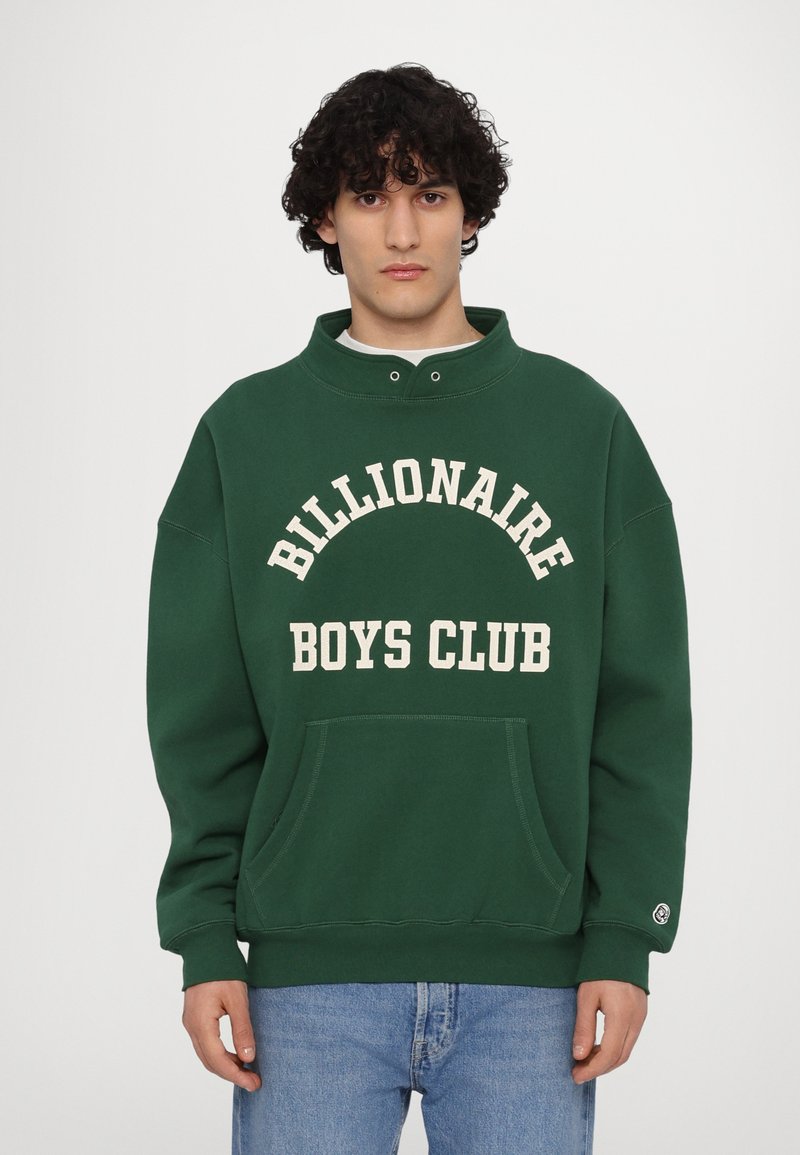 Sweatshirt vert en coton, avec un col montant et une poche kangourou. "BILLIONAIRE BOYS CLUB" imprimé en texte blanc en arc.