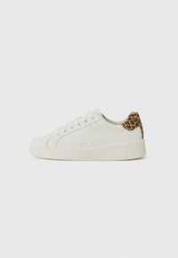 Sneaker en cuir blanc avec bout rond, semelle plate et fermeture à lacets. Présente un accent en imprimé léopard au niveau du talon. Texture lisse.
