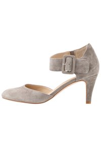 Harmaa mokkanahkasaapas, jossa on nilkkaremmi, jossa on metallinen solki, almond-mallinen kärki ja kapea korko. Sileä pinta ja vähäinen koristelu.