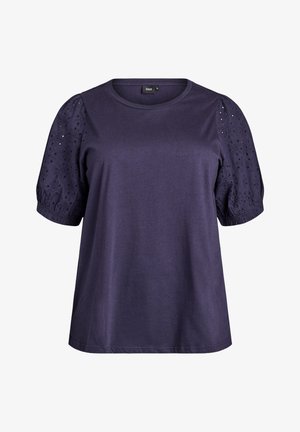 Tumši violeta īsroku blūze ar apaļu izgriezumu kaklam, pūstām acijām ar izšuvumiem uz piedurknēm, elastīgām aprocēm un brīvu piegriezumu.
