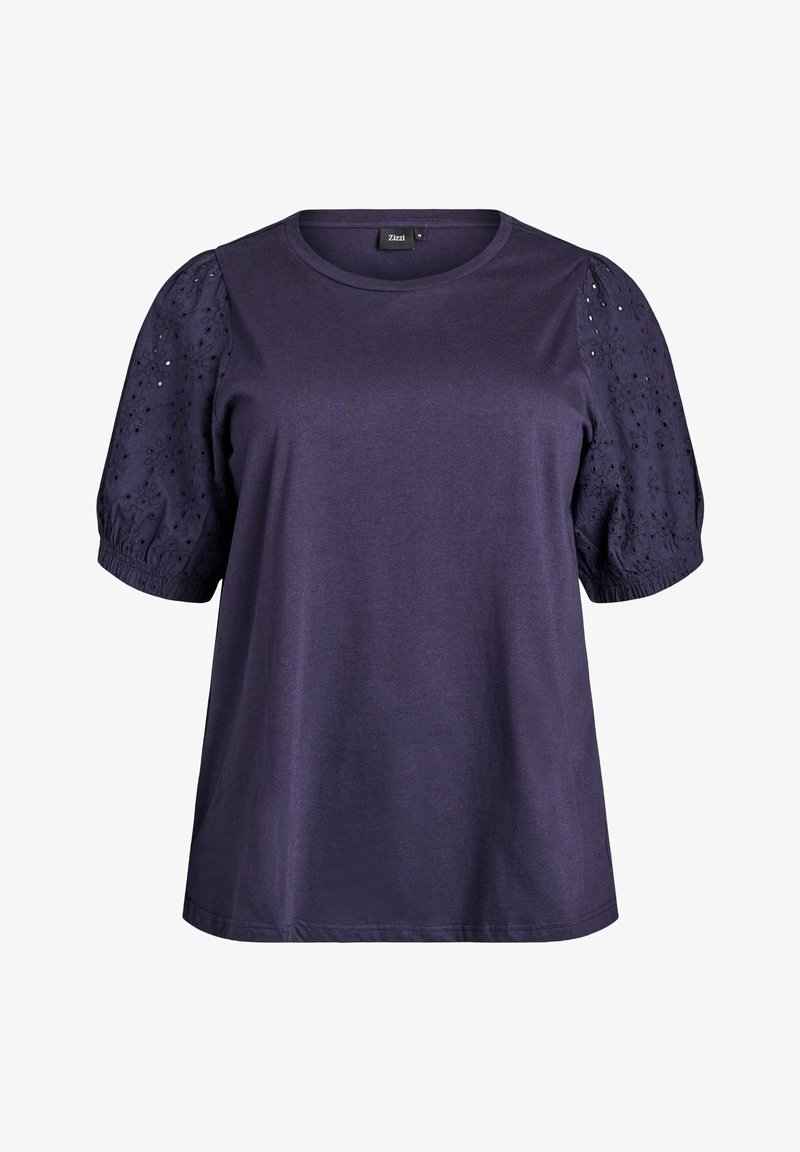 Tume lilla lühikeste varrukatega pluus ümarate kaelustega ja punnis silmaaugulise pitsiga varrukatega, elastsete mansettidega ja lahtise lõikega.