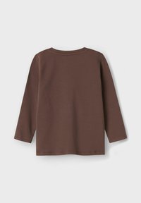 Braunes Langarmshirt aus weichem Stoff mit Rundhalsausschnitt und geradem Saum. Einfaches Design ohne sichtbare Muster oder Akzente.