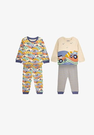 Kaksi sarjaa lasten pyjamaa. Vasemmalla: eläväinen aalto-kuvio pienten rekkojen kanssa. Oikealla: beige paita, jossa on traktorikuvio ja raidalliset housut.
