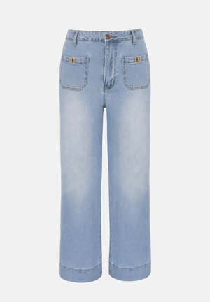 Jean large à jambe large et longueur raccourcie de couleur bleu clair, avec poches plaquées à l'avant, fermeture par bouton, et détails légèrement délavés sur les cuisses.