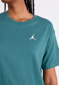 Jordan ESSEN TEE CORE - Paprasti marškinėliai - oxidized green