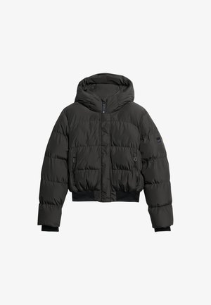 Schwarze cropped Pufferjacke mit Kapuze, ausgestattet mit seitlichen Reißverschlusstaschen, einer glatten Textur und gesteppten Paneeldetails.