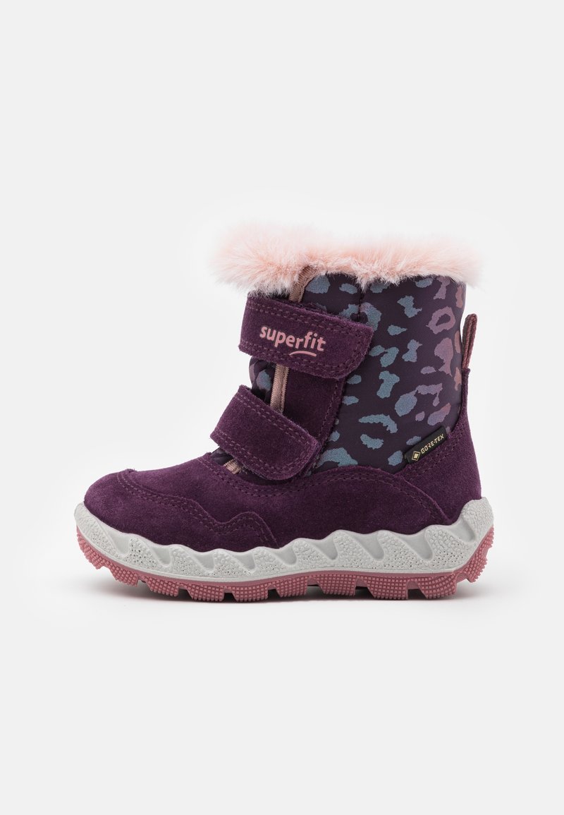 Botte d’hiver pour enfant violette avec bordure en fausse fourrure rose, motif léopard, deux sangles Velcro et semelle blanche robuste avec semelle rose.
