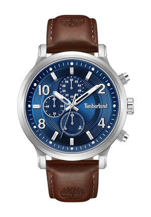 Chronografové hodinky Timberland s modrým texturovaným ciferníkem, stříbrným pouzdrem, hnědým koženým páskem a bílými hodinovými značkami. Obsahují tři subciferníky.