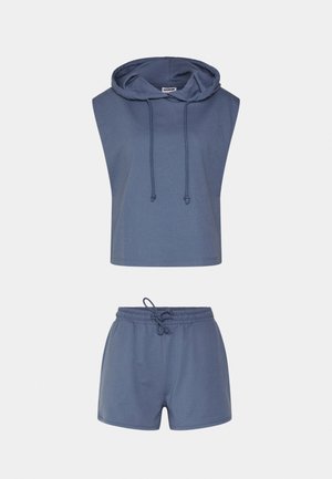 Sudadera sin mangas azul con capucha y cordones, combinada con pantalones cortos azules a juego con cintura elástica y cordón, mostrada sobre un fondo liso.