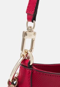 Guess NOELLE TOP ZIP SHOULDER BAG - Borsa a mano - rosso
