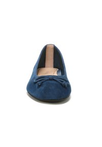Marineblauwe suède ballerina's met een ronde neus, gestructureerde voorkant en decoratieve strikdetail. Voorzien van een gladde binnenvoering.
