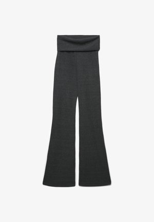 Pantaloni larghi grigi realizzati in tessuto morbido con una vita spessa e ripiegata. Presentano una texture liscia e un design a lunghezza completa.