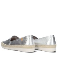 Zilver metallic instap schoenen met een textuurafwerking, voorzien van een beige gevlochten jutesole en een witte rubberen onderkant.