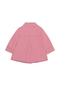 Abrigo de mezcla de lana rosa con un pliegue en la parte trasera, mangas largas y un cuello. Textura suave con costuras visibles, diseñado para un ajuste relajado.