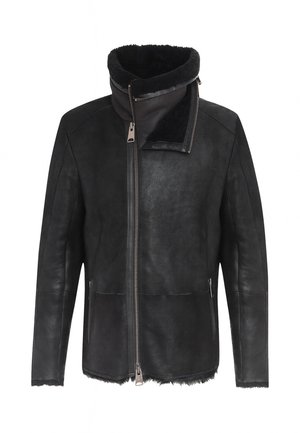 Giubbotto in shearling nero con colletto alzato, zip frontale e tasche laterali, che mostra un morbido rivestimento interno e una superficie esterna texturizzata.