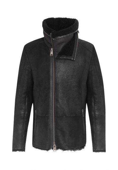 Giubbotto in shearling nero con colletto alzato, zip frontale e tasche laterali, che mostra un morbido rivestimento interno e una superficie esterna texturizzata.