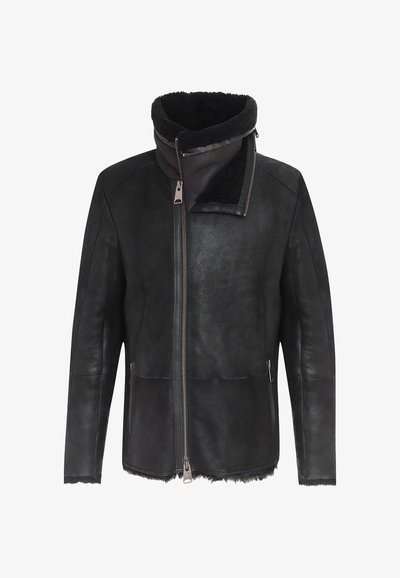 Giubbotto in shearling nero con colletto alzato, zip frontale e tasche laterali, che mostra un morbido rivestimento interno e una superficie esterna texturizzata.