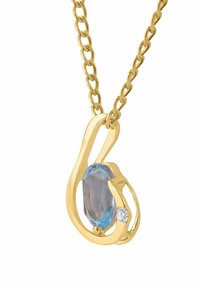 Collana d'oro con un pendente curvo che presenta una pietra preziosa ovale blu e un piccolo accento di diamante, creando un design fluido ed elegante.